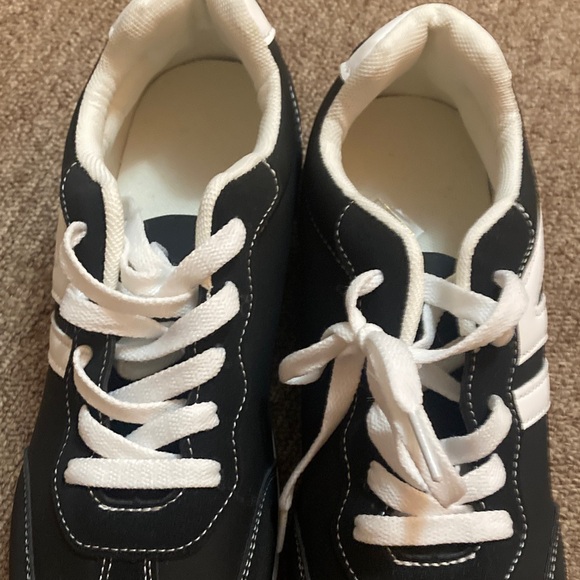 Stylish Black and White Women's Sneakers - Picture 7 of 7